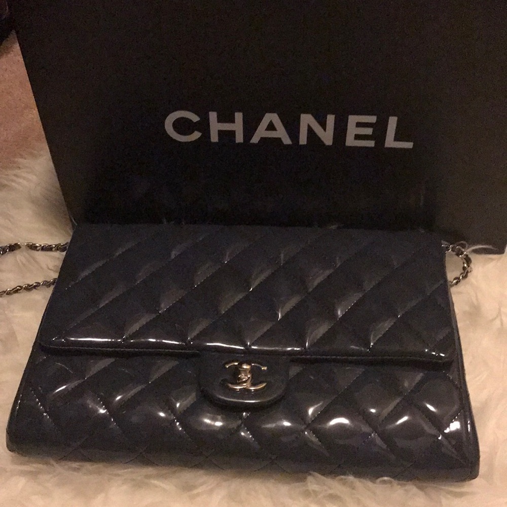 SOLD‼️ Authentic Chanel patent Navy blue envelope - Picture 2 of 5